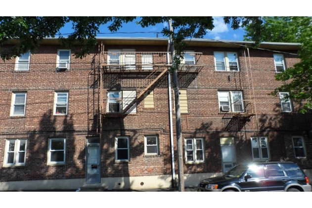 301 E Brinkerhoff Ave in Palisades Park, NJ - Building Photo