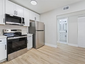 2221 Ellis St in North Las Vegas, NV - Foto de edificio - Building Photo