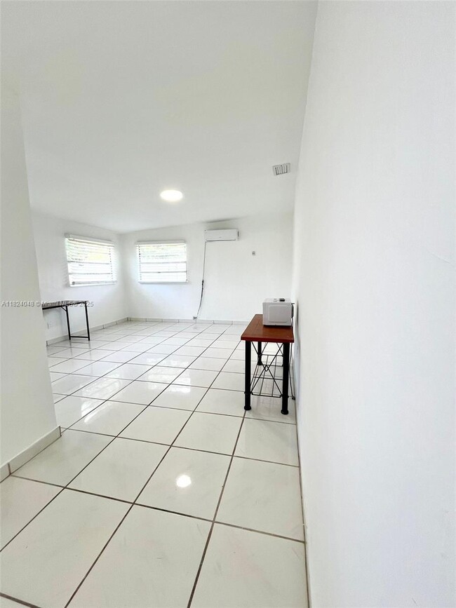 1666 NE 183rd St in North Miami Beach, FL - Building Photo - Building Photo