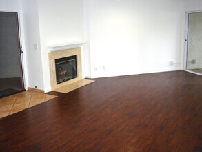 5837 Oak Bend Ln, Unit #307 in Oak Park, CA - Foto de edificio - Building Photo