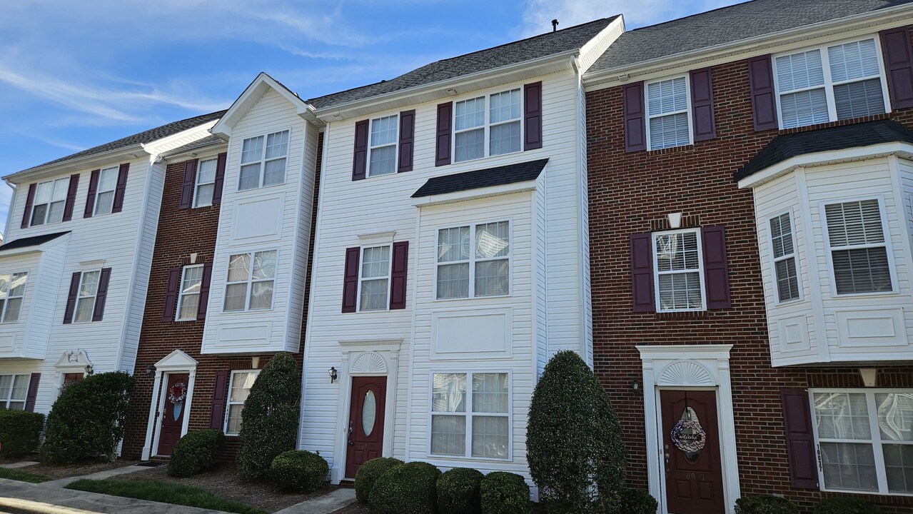 10033 Treeside Ln in Matthews, NC - Building Photo