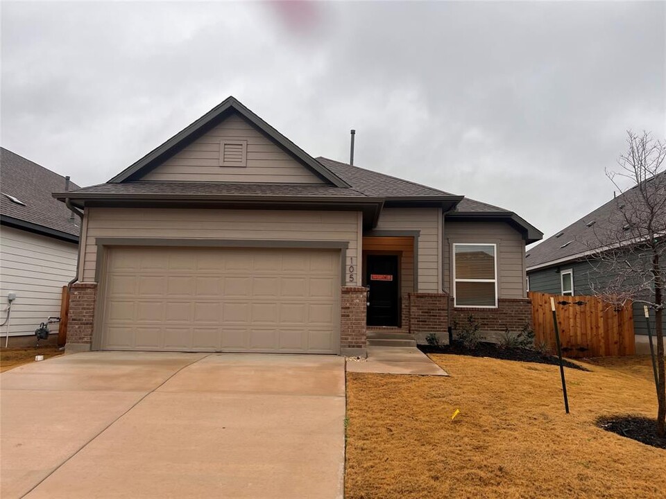 105 Hereford Lp in Hutto, TX - Building Photo