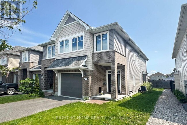 256 Brambling Way in Ottawa, ON - Building Photo - Building Photo