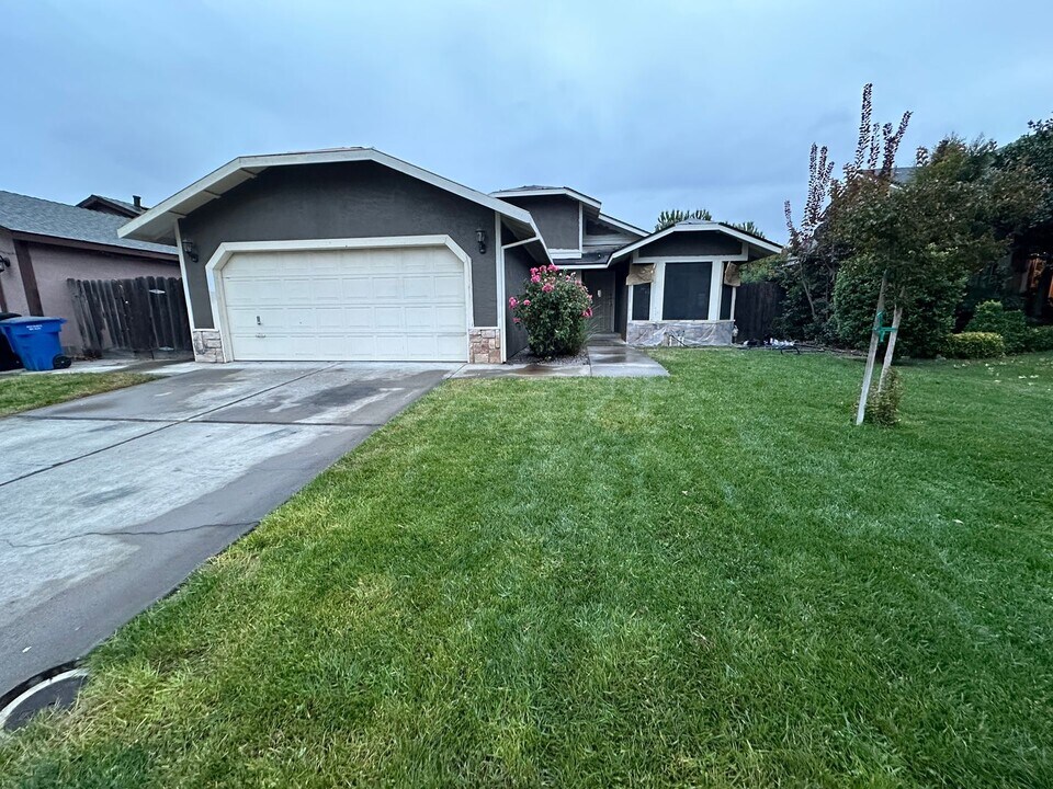 1218 Snow Ridge Ct in Modesto, CA - Building Photo