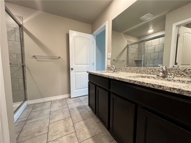 7637 Bullrider Dr in Corpus Christi, TX - Building Photo