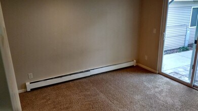 1027 Riverside Dr, Unit B in Waupaca, WI - Foto de edificio - Building Photo