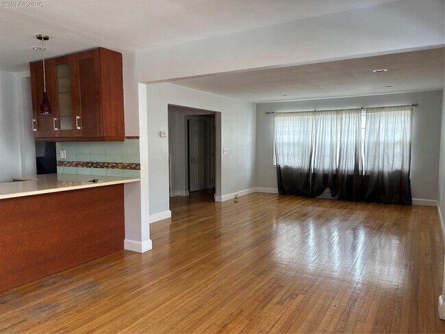 570 Church Ave in Woodmere, NY - Building Photo - Building Photo