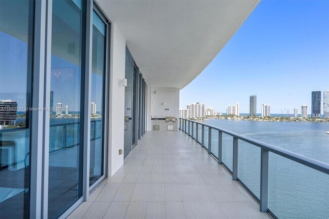 3300 NE 188th St, Unit UPH15 in Aventura, FL - Building Photo - Building Photo