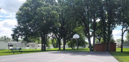 17082 Coventry Ln in Holly, MI - Foto de edificio - Building Photo