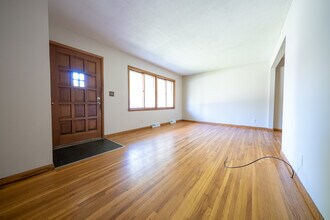 10606 Yosemite Rd in Minneapolis, MN - Building Photo - Building Photo