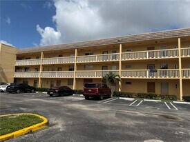 5851 NW 62nd Ave in Tamarac, FL - Building Photo