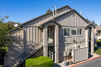 Lakeview Condominiums in Pittsburg, CA - Building Photo - Primary Photo