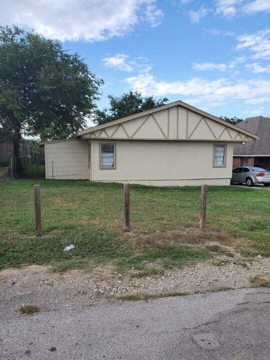 8133 Tanner Ave in Fort Worth, TX - Building Photo