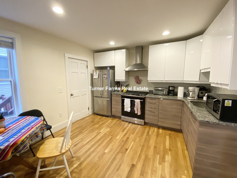 92 L St, Unit 2 in Boston, MA - Building Photo