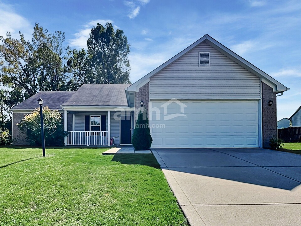 8749 Trumpeter Dr in Indianapolis, IN - Building Photo