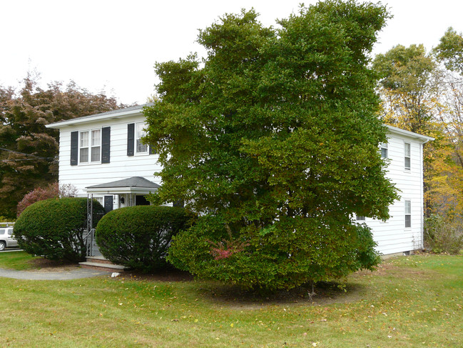 117 Pocono Rd in Brookfield, CT - Foto de edificio - Building Photo