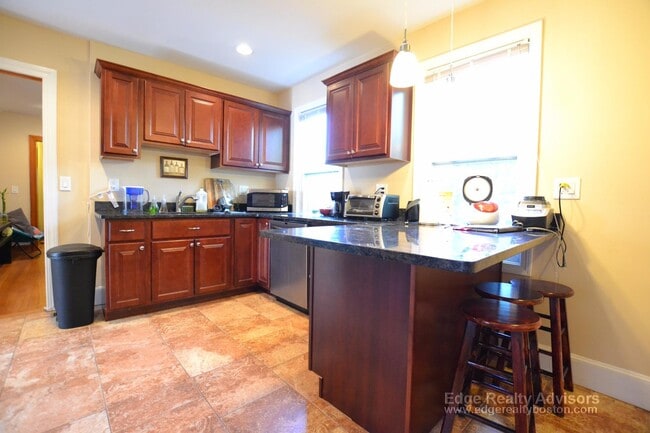 131 Nottinghill Rd, Unit 1 in Boston, MA - Building Photo - Building Photo