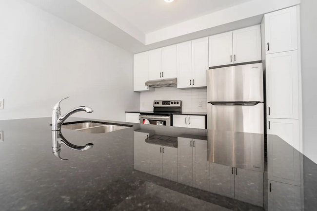 557 Takamose Private in Ottawa, ON - Building Photo - Building Photo