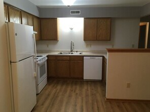 135 W Oak Leaf Dr, Unit 1 in Oak Creek, WI - Building Photo - Building Photo