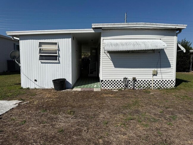 4620 Coral St in Zephyrhills, FL - Foto de edificio - Building Photo