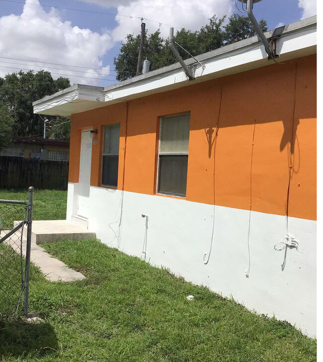 2550 York St in Opa Locka, FL - Building Photo - Building Photo