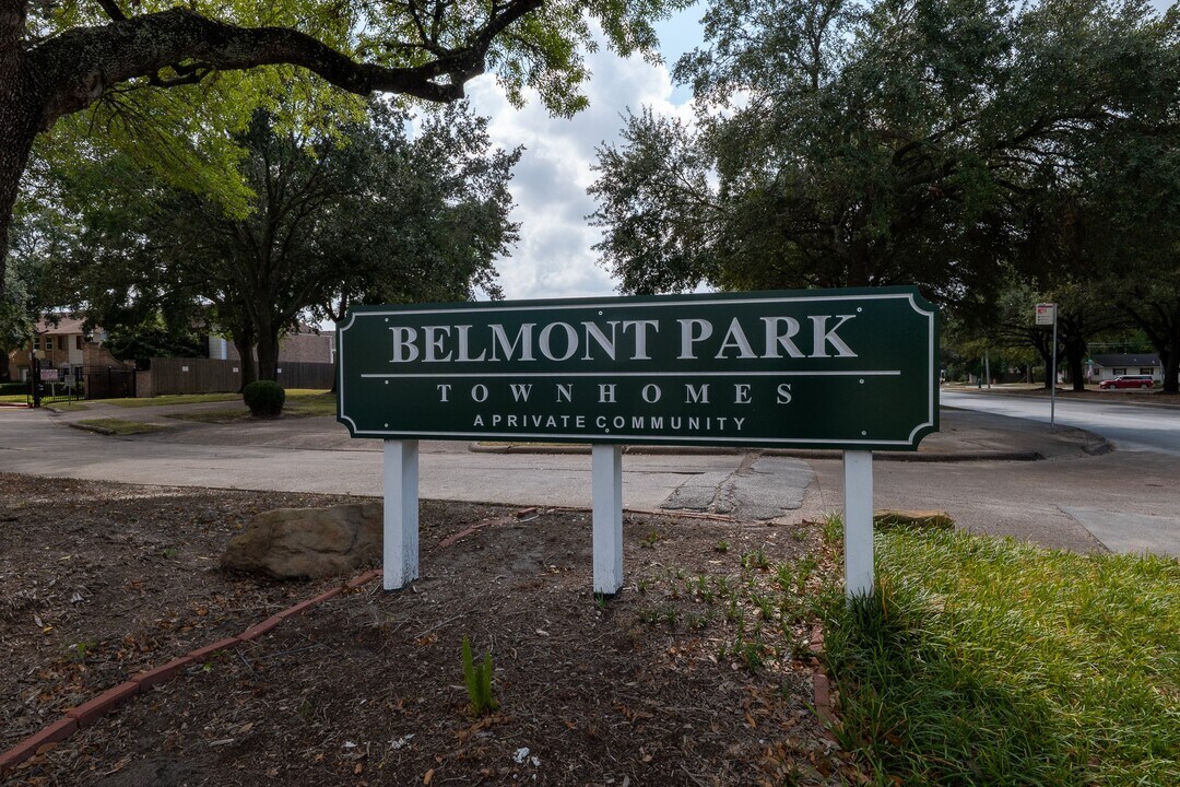 8486 Ariel St in Houston, TX - Building Photo