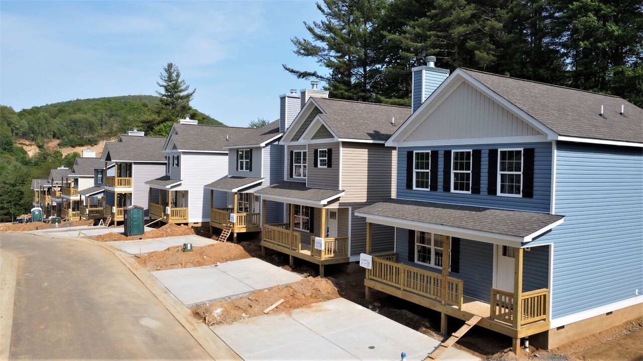 225 Stratford Ln in Boone, NC - Building Photo