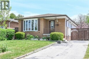 29 Birchcliffe Crescent in Hamilton, ON - Building Photo