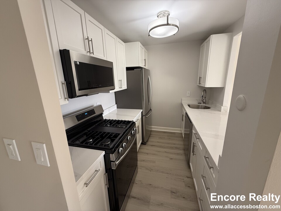 650 Huron Ave, Unit 2 BED  Utilities Included in Cambridge, MA - Foto de edificio