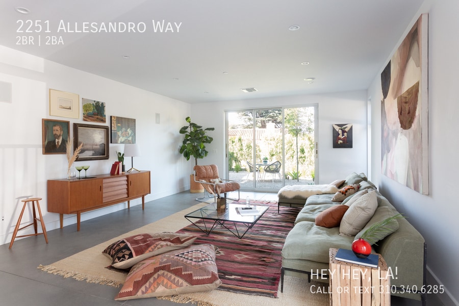 2251 Allesandro Way in Los Angeles, CA - Building Photo