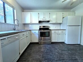 563 Heritage Vlg, Unit F in Southbury, CT - Building Photo - Building Photo