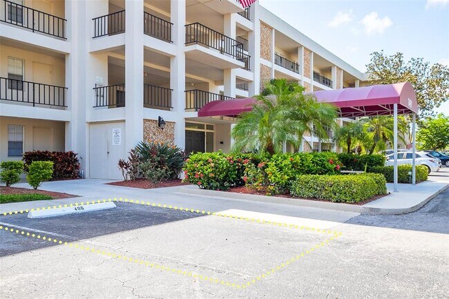7461 W Country Club Dr N in Sarasota, FL - Building Photo - Building Photo