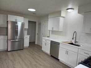 636 Las Palmas Ave in Sacramento, CA - Foto de edificio - Building Photo