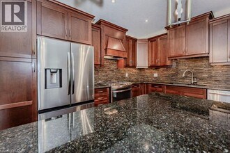 435 Winchester Dr in Waterloo, ON - Building Photo - Building Photo