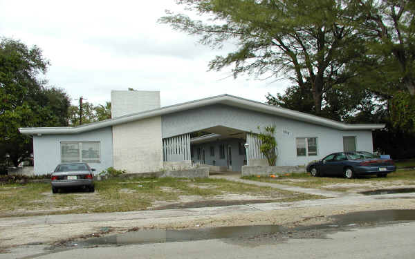 1217 NE 127th St in North Miami, FL - Foto de edificio - Building Photo