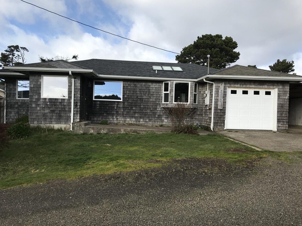 1118 SW Southmayd Ln in Waldport, OR - Foto de edificio