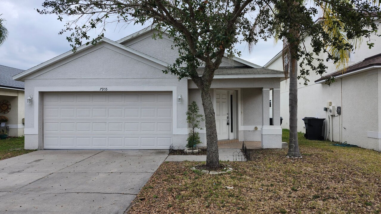 7955 Carriage Pointe Dr in Gibsonton, FL - Building Photo