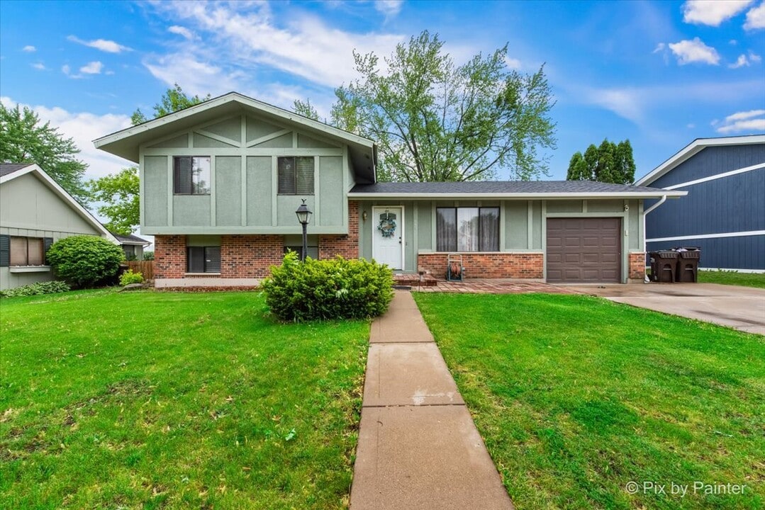 605 Dartmoor Dr in Crystal Lake, IL - Building Photo