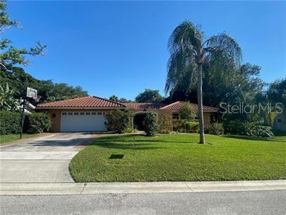 2 Sunset Bay Dr in Belleair, FL - Building Photo