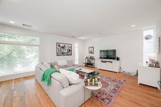 708 E 45th St, Unit 1 in Austin, TX - Foto de edificio - Building Photo