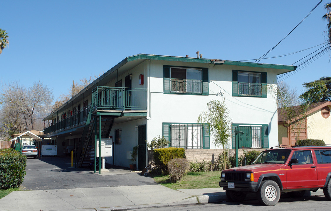 242 W 13th St in San Bernardino, CA - Foto de edificio