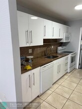 2561 NE 12th Terrace in Pompano Beach, FL - Foto de edificio - Building Photo