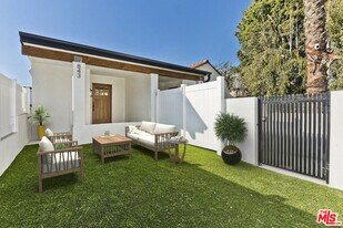 843 N Formosa Ave in Los Angeles, CA - Building Photo