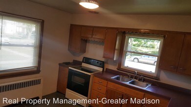 111 E Pleasant St in Portage, WI - Building Photo - Building Photo