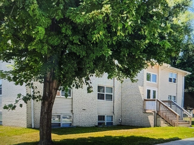 502 W Market St, Unit 101 in Panora, IA - Foto de edificio - Building Photo