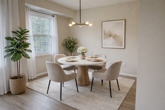 3945 Lyndhurst Dr, Unit 304 in Fairfax, VA - Foto de edificio - Building Photo