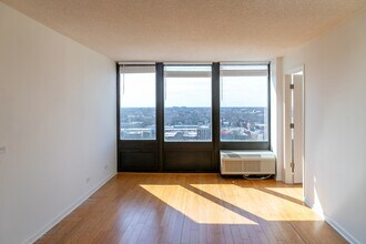 5320 N Sheridan Rd, Unit 1310 in Chicago, IL - Building Photo - Building Photo