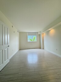 405 NE 34th St, Unit A in Miami, FL - Foto de edificio - Building Photo