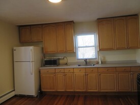 68 Valley St, Unit #3 in Wakefield, MA - Foto de edificio - Building Photo