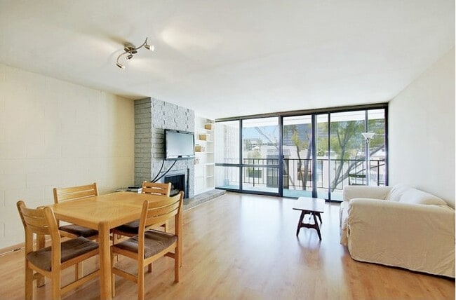 10966 Rochester Ave, Unit 6B in Los Angeles, CA - Foto de edificio - Building Photo
